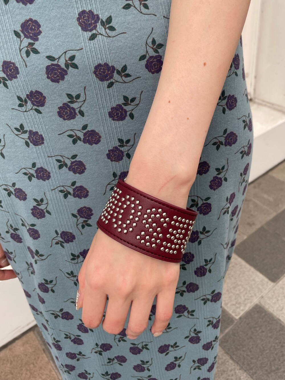 ブルー系のワンピース、パープル系のサンダル、レッド系のサングラスを着用したレディースの夏コーディネートの10枚目の写真