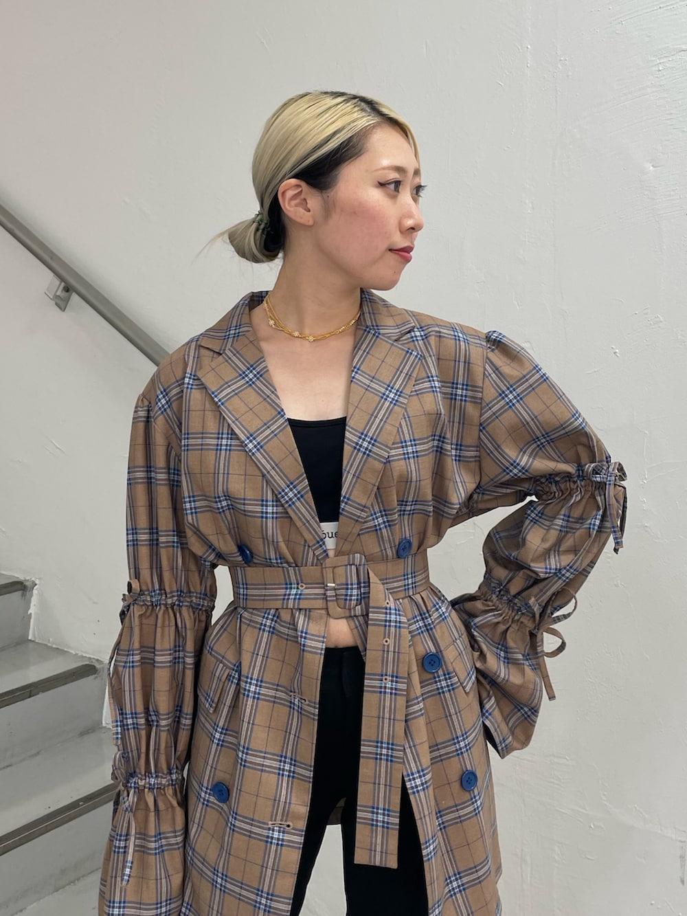 ベージュ系のワンピース、ブラック系のその他パンツ、ブラック系のサンダルを着用したレディースの夏コーディネートの5枚目の写真