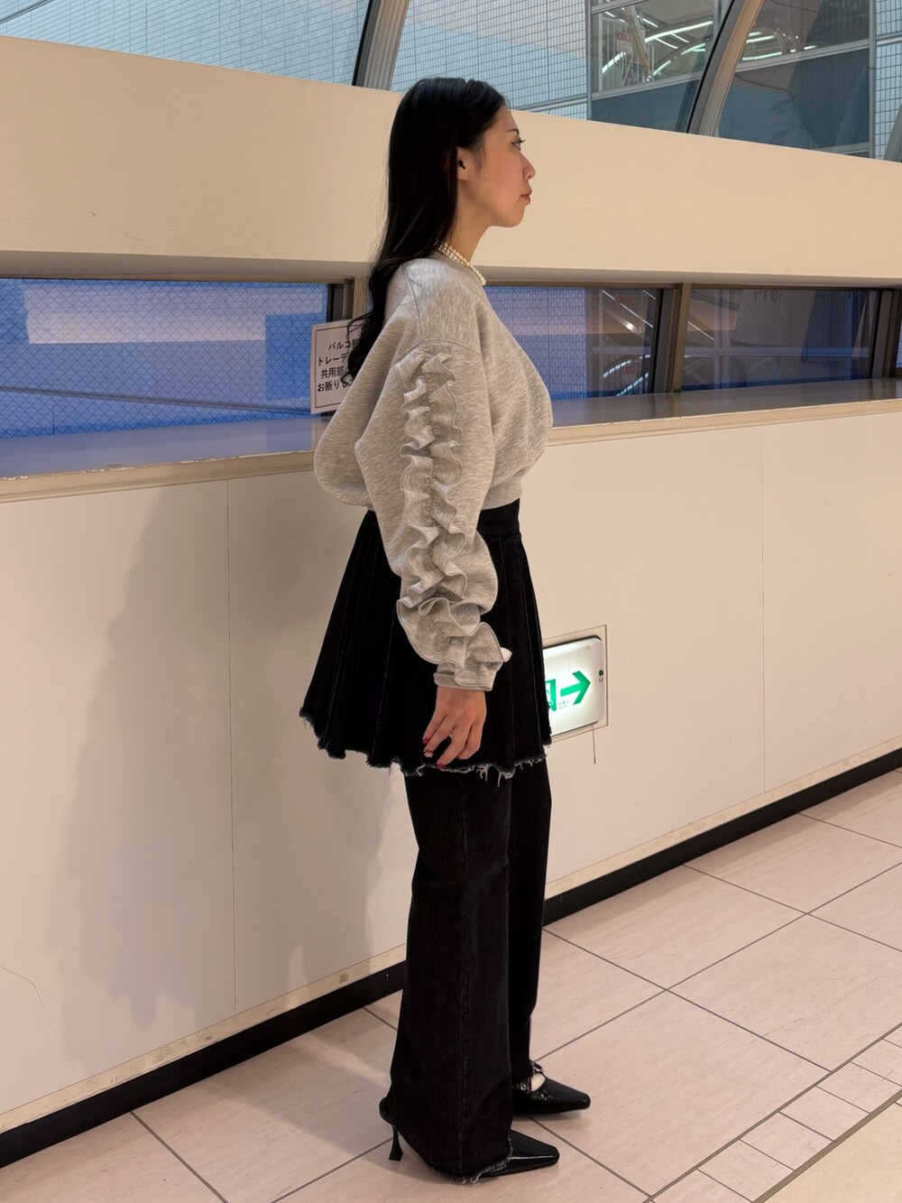 ブラック系のその他パンツ、グレー系のスウェット、ブラック系のパンプスを着用したレディースの冬コーディネートの2枚目の写真