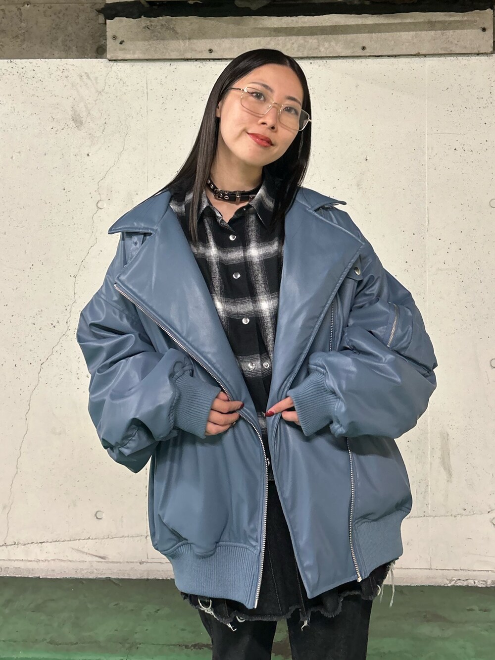 ブラック系のその他パンツ、ブルー系のブルゾン、ブラック系のシャツ/ブラウスを着用したレディースの秋コーディネートの5枚目の写真