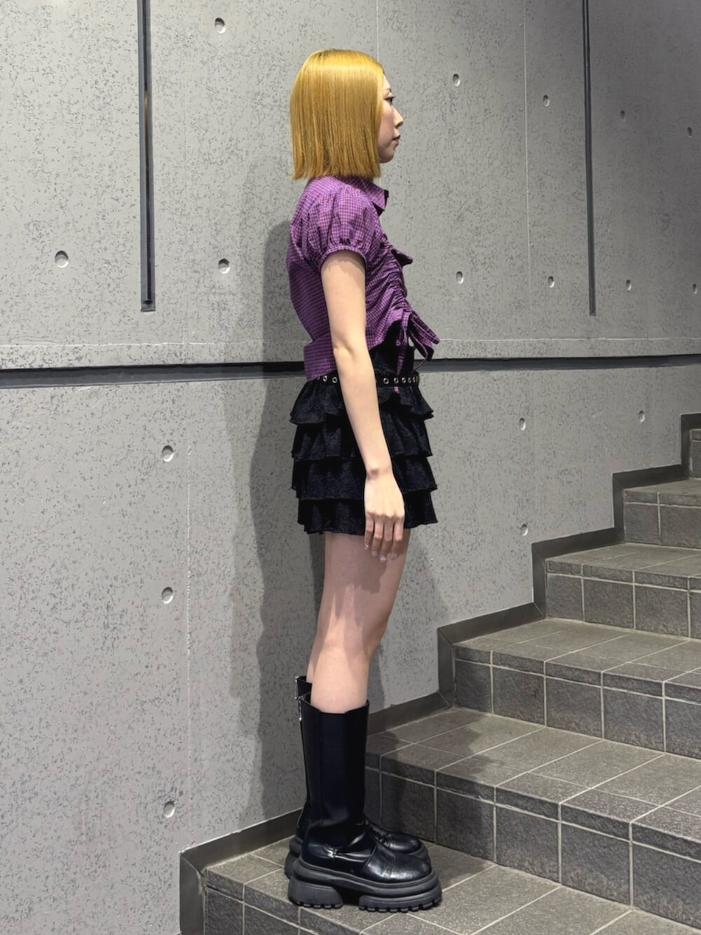 ブラック系のスカート、レッド系のシャツ/ブラウス、ブラック系のベルトを着用したレディースの春コーディネートの3枚目の写真