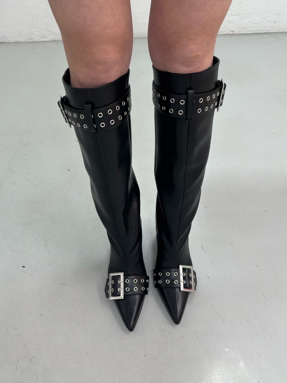 ブラック系のブーツ、ブラック系のボストンバッグ、ブラック系のその他パンツを着用したレディースの春コーディネートの9枚目の写真