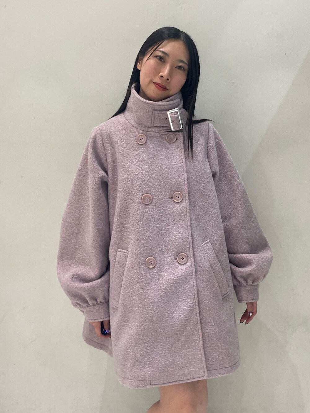 ピンク系のその他アウター、グレー系のワンピース、ブラック系のチョーカーを着用したレディースの秋コーディネートの7枚目の写真