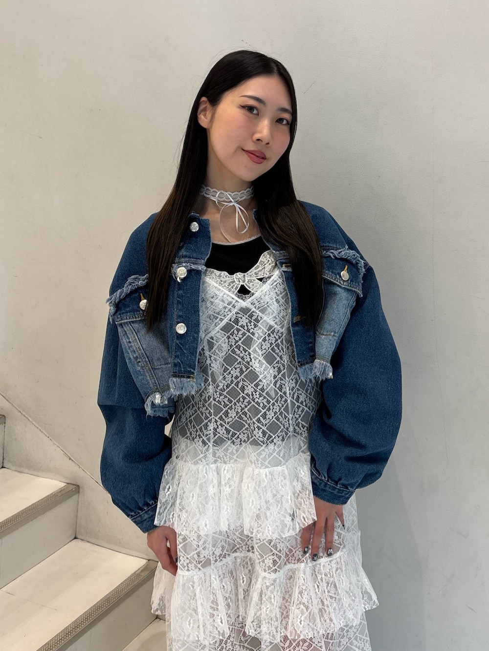 ホワイト系のワンピース、ブルー系のデニムジャケット、ブラック系のTシャツ/カットソーを着用したレディースの春コーディネートの7枚目の写真