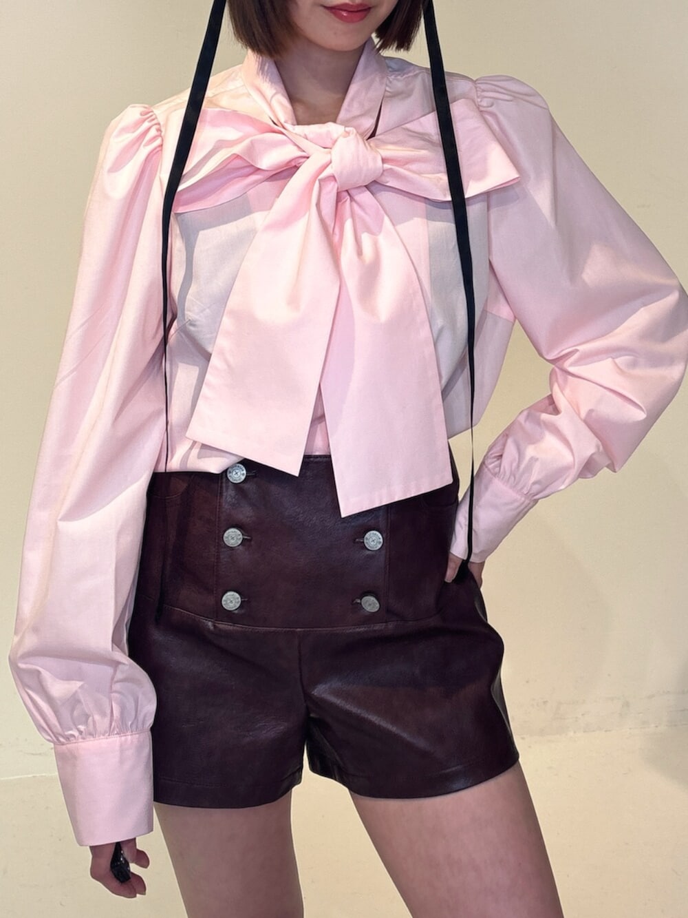レッド系のその他パンツ、ピンク系のシャツ/ブラウス、レッド系のハンチング/ベレー帽を着用したレディースの夏コーディネートの6枚目の写真