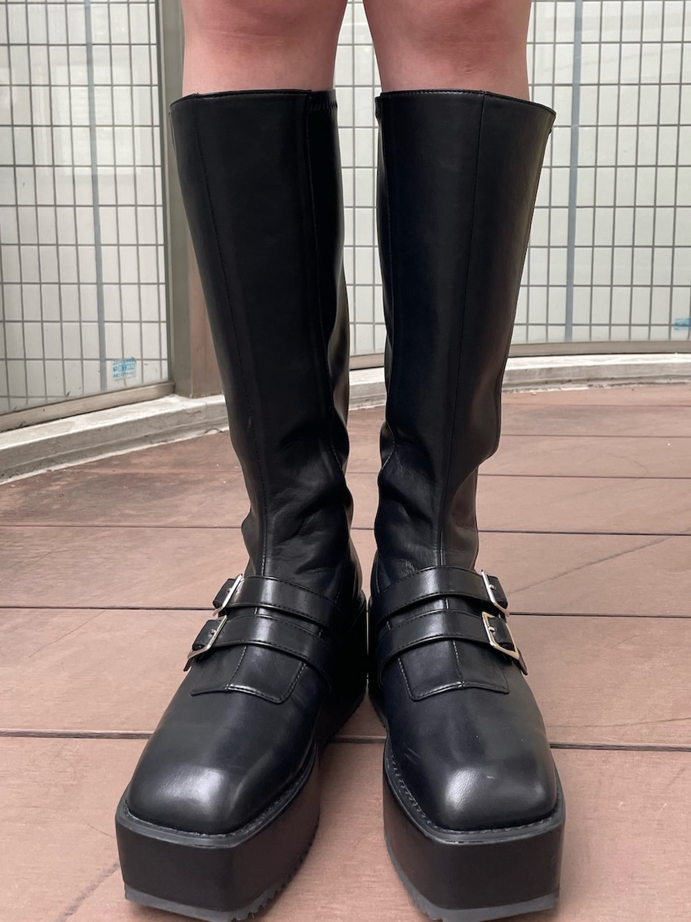 ブルー系のワンピース、ブルー系のキャミソール、ブルー系のデニムパンツを着用したレディースの春コーディネートの10枚目の写真