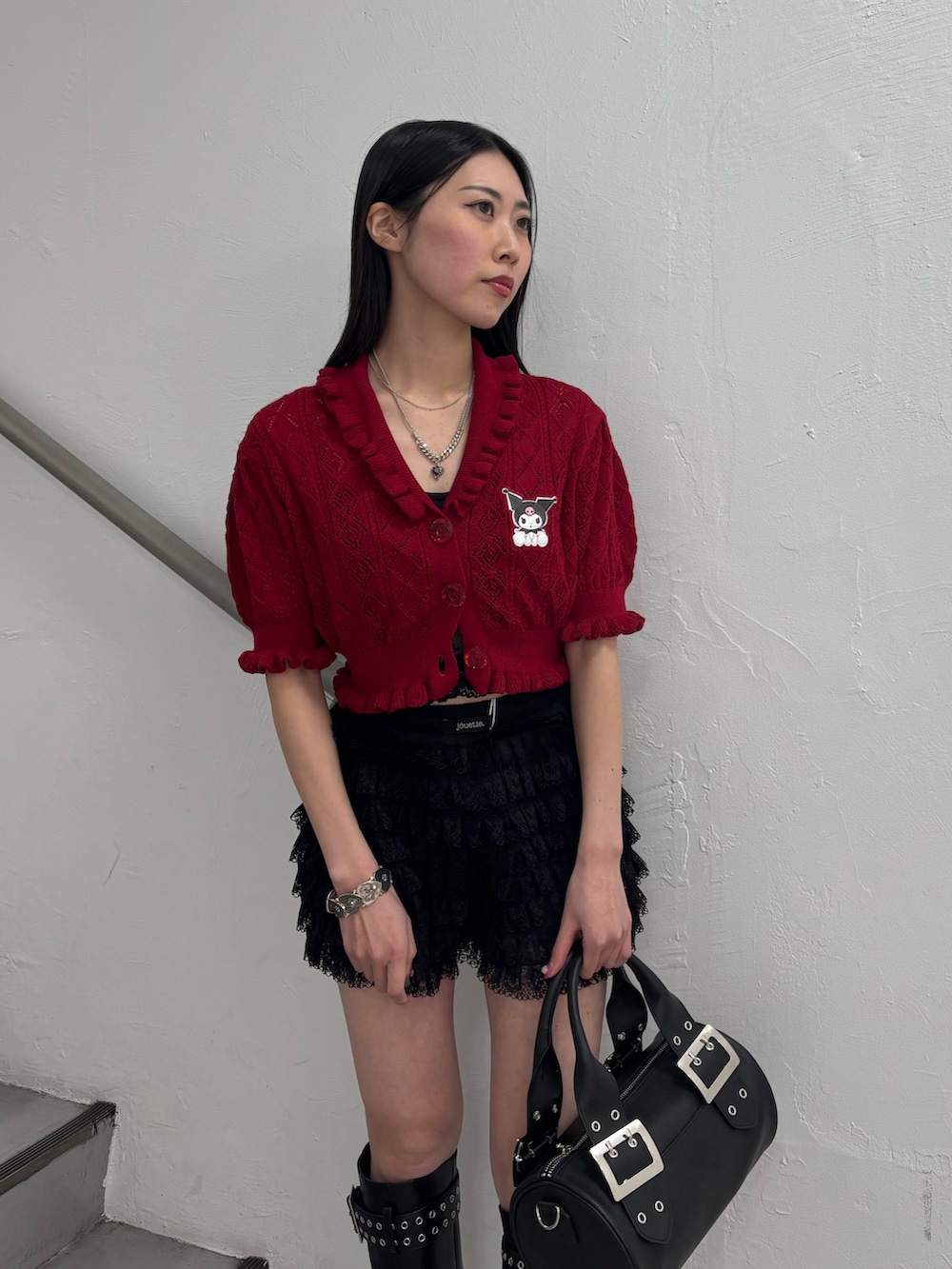 ブラック系のブーツ、ブラック系のボストンバッグ、ブラック系のその他パンツを着用したレディースの春コーディネートの7枚目の写真