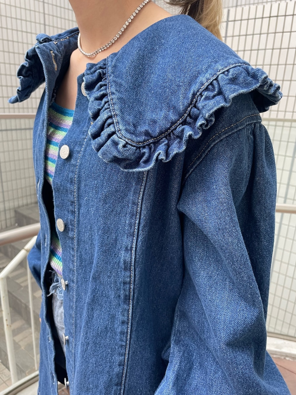 ブルー系のワンピース、ブルー系のキャミソール、ブルー系のデニムパンツを着用したレディースの春コーディネートの9枚目の写真