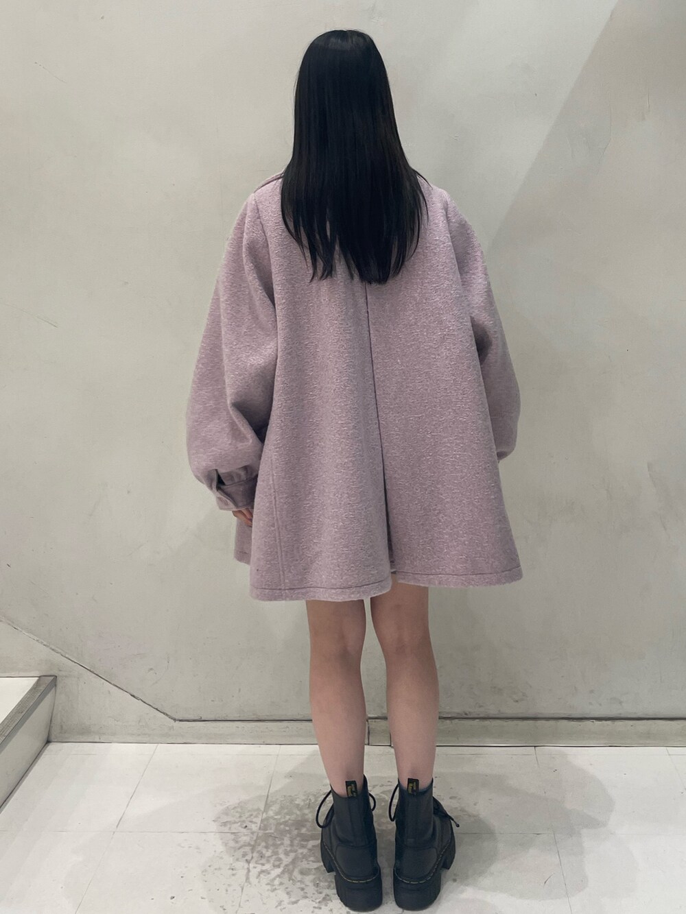 ピンク系のその他アウター、グレー系のワンピース、ブラック系のチョーカーを着用したレディースの秋コーディネートの4枚目の写真