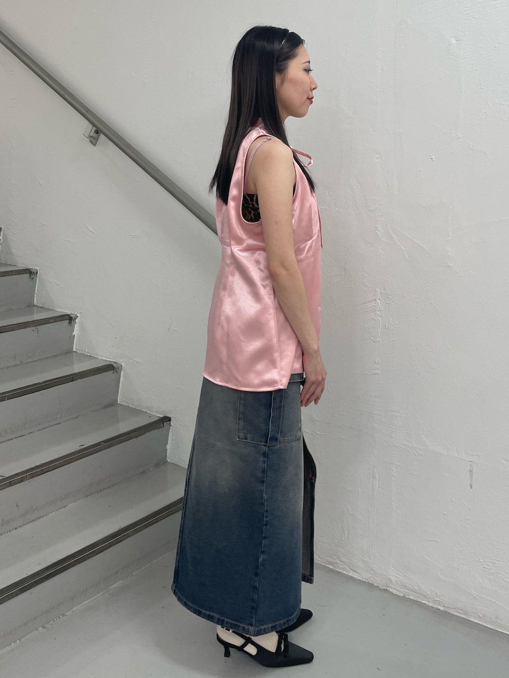 ブルー系のデニムスカート、ブラウン系のキャミソール、ピンク系のシャツ/ブラウスを着用したレディースの夏コーディネートの2枚目の写真