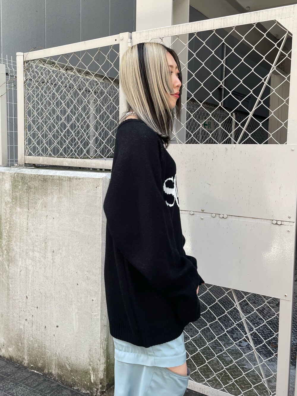 ブルー系のその他パンツ、ブラック系のニット/セーター、シルバー系のネックレスを着用したレディースの冬コーディネートの6枚目の写真