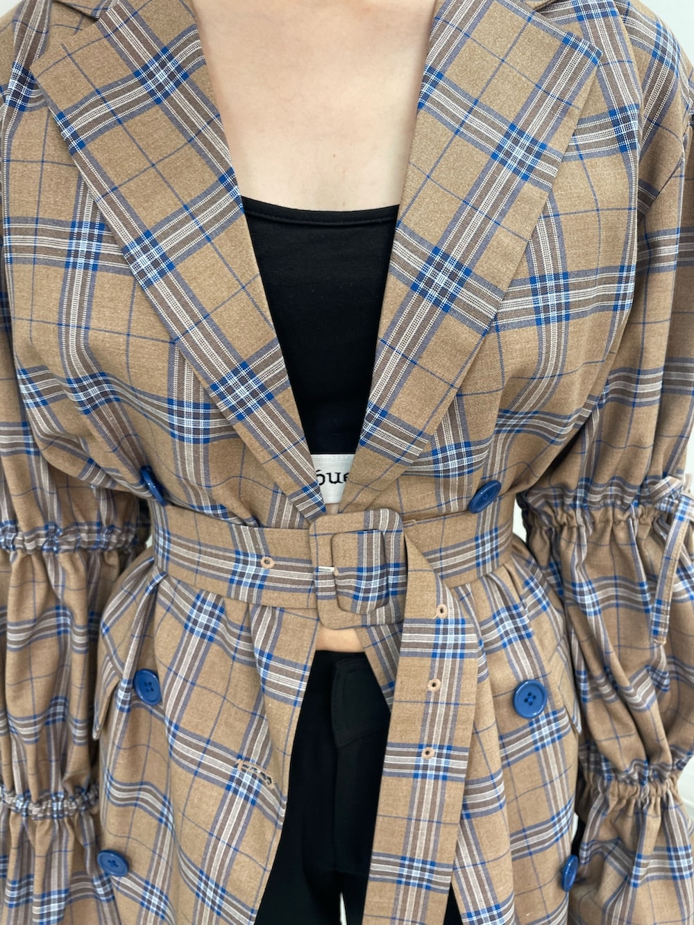 ベージュ系のワンピース、ブラック系のその他パンツ、ブラック系のサンダルを着用したレディースの夏コーディネートの8枚目の写真