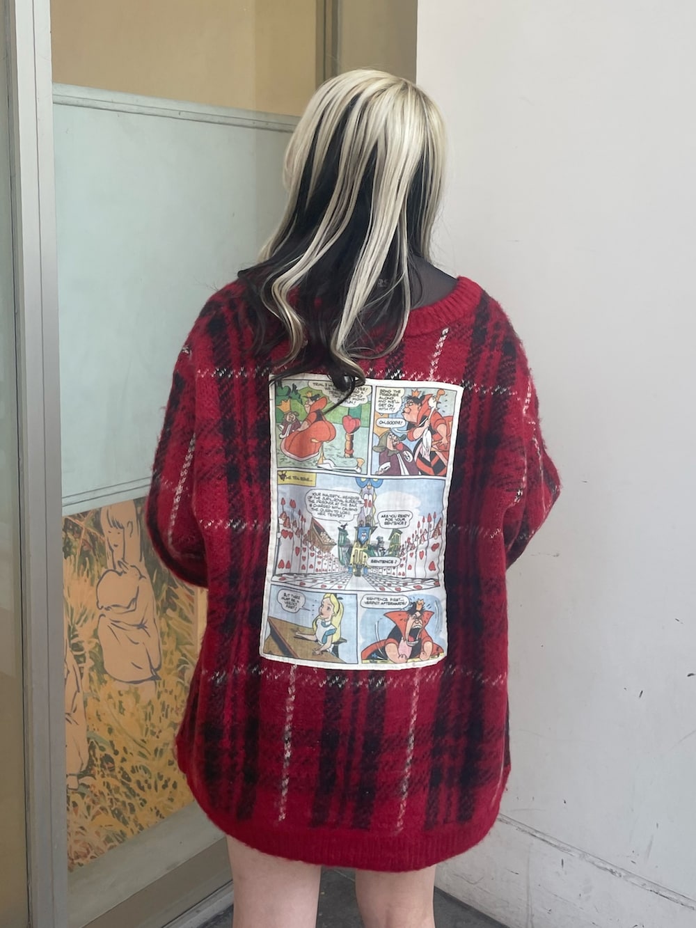 ブラック系のその他パンツ、ブラック系のTシャツ/カットソー、レッド系のカーディガン/ボレロを着用したレディースの秋コーディネートの6枚目の写真