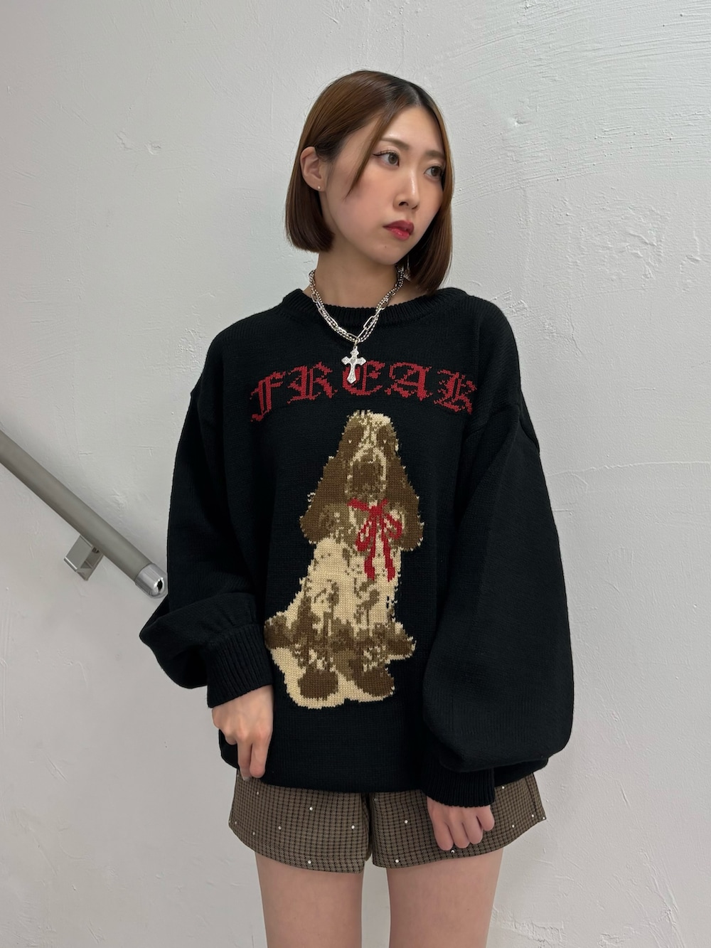 ブラック系のニット/セーター、ブラウン系のその他パンツ、ブラック系のパンプスを着用したレディースの秋コーディネートの5枚目の写真