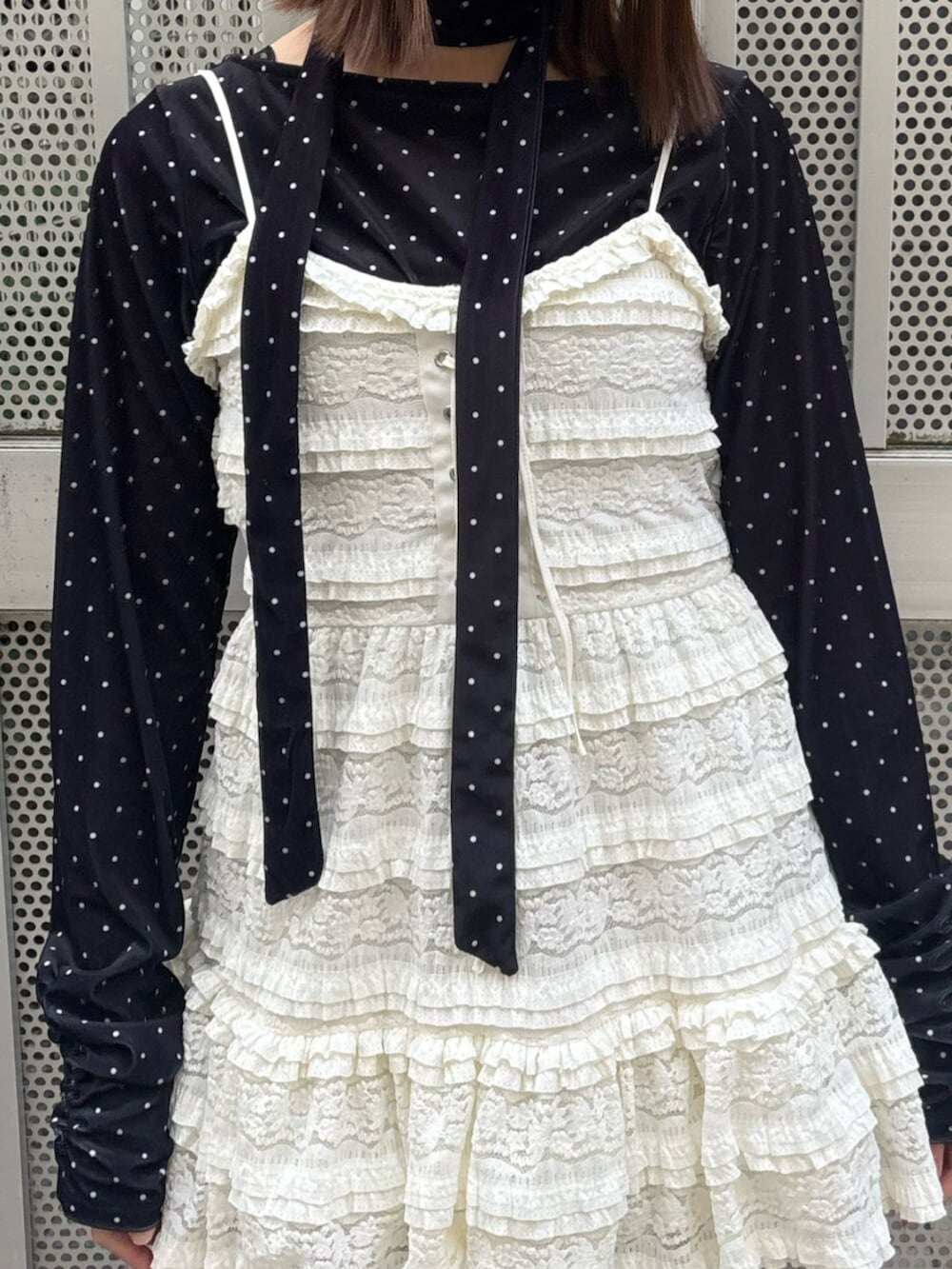 ブラック系のローファー、ホワイト系のワンピース、ブラック系のTシャツ/カットソーを着用したレディースの冬コーディネートの6枚目の写真