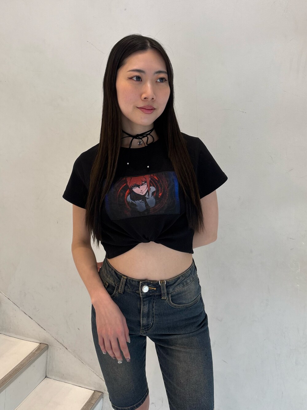 ブルー系のデニムパンツ、ブラック系のTシャツ/カットソー、ブラック系のチョーカーを着用したレディースの春コーディネートの6枚目の写真
