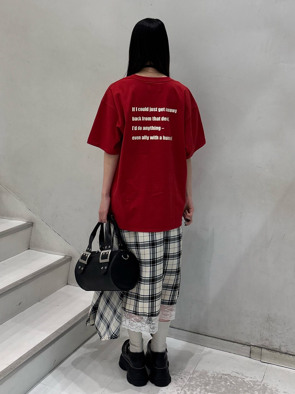 レッド系のTシャツ/カットソー、ホワイト系のスカート、ブラック系のボストンバッグを着用したレディースの春コーディネートの4枚目の写真