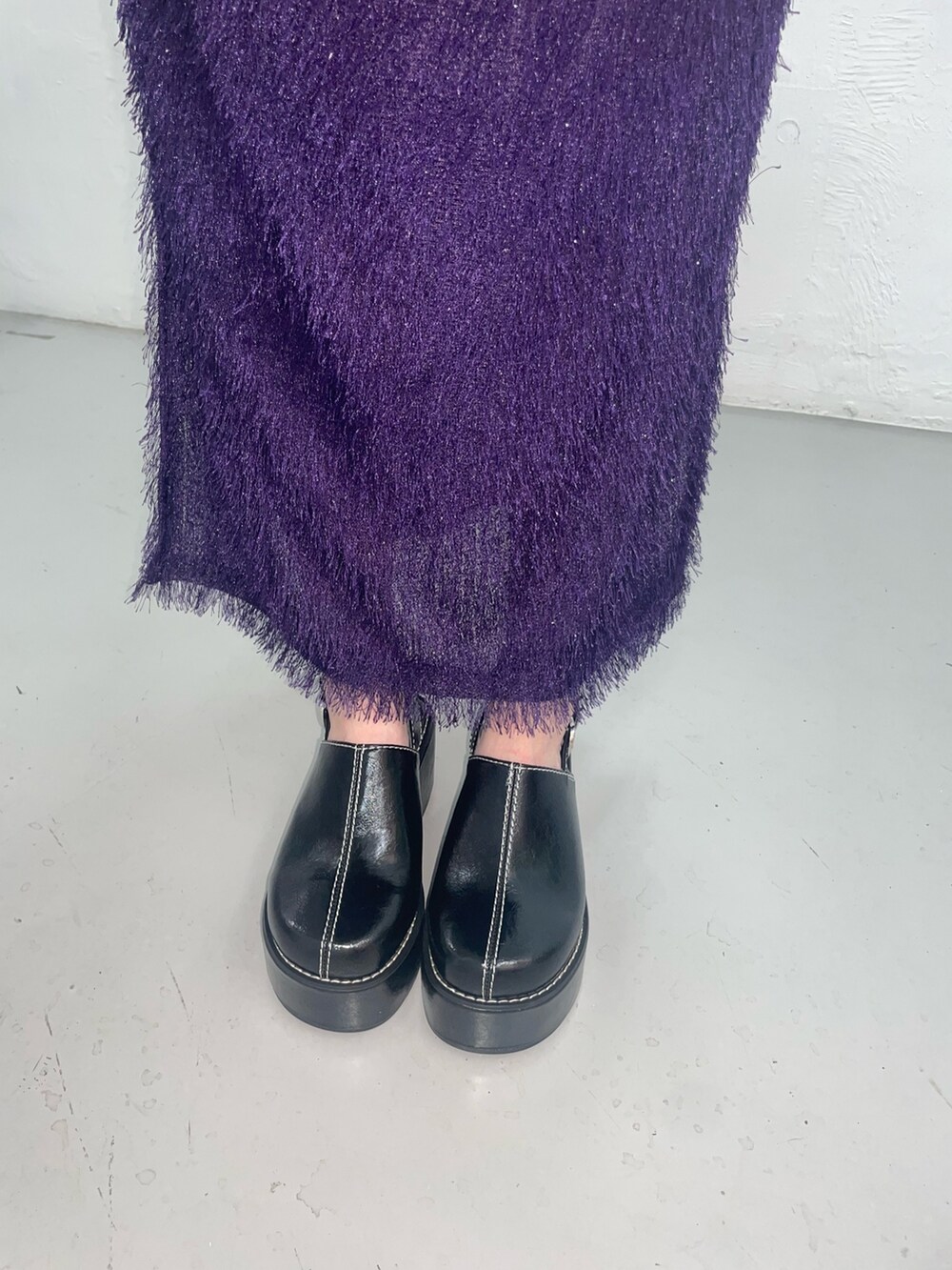 パープル系のスカート、ホワイト系のショルダーバッグ、ブラック系のTシャツ/カットソーを着用したレディースの夏コーディネートの10枚目の写真