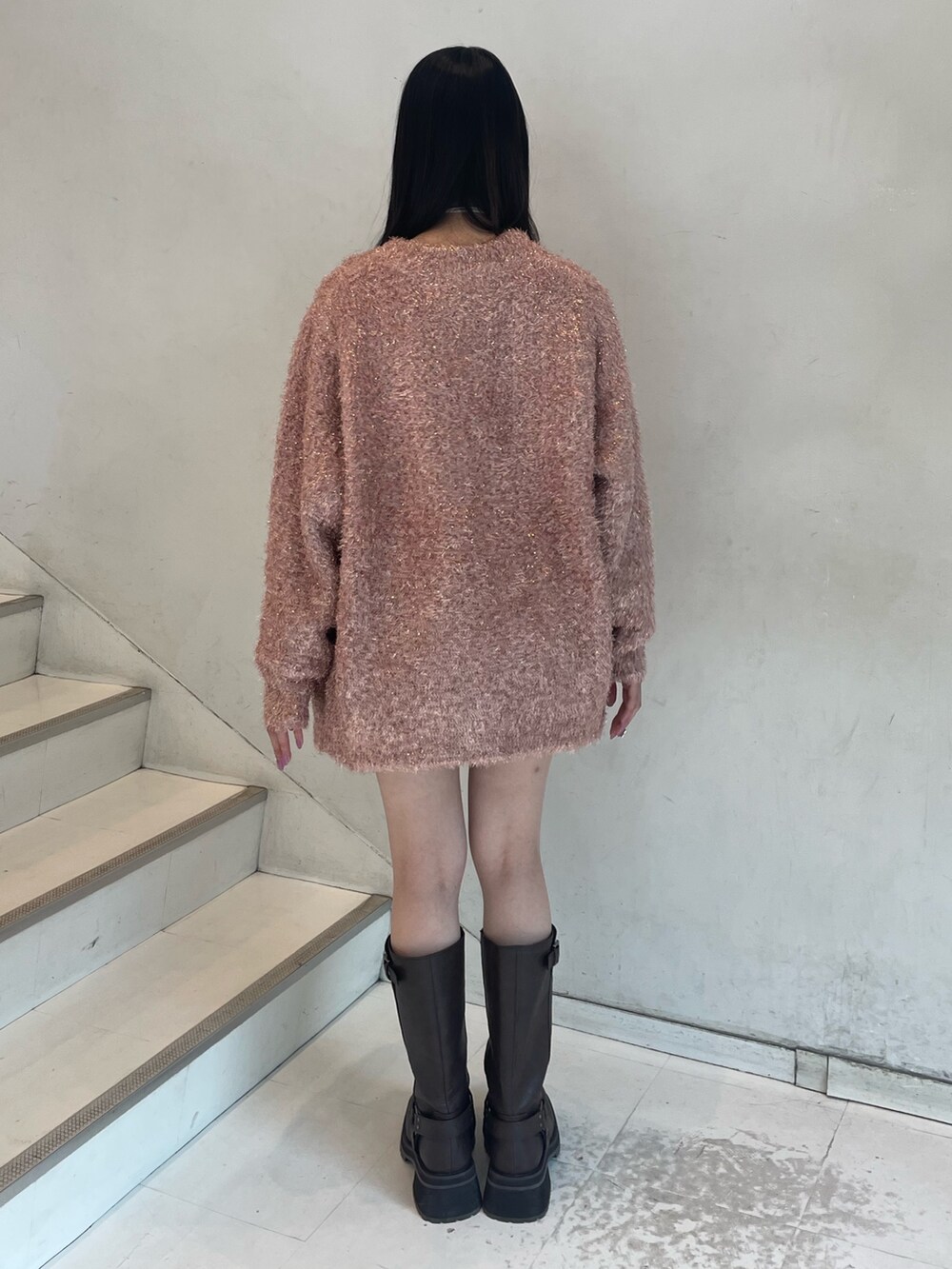 ピンク系のカーディガン/ボレロ、グレー系のスカート、ホワイト系のTシャツ/カットソーを着用したレディースの秋コーディネートの4枚目の写真