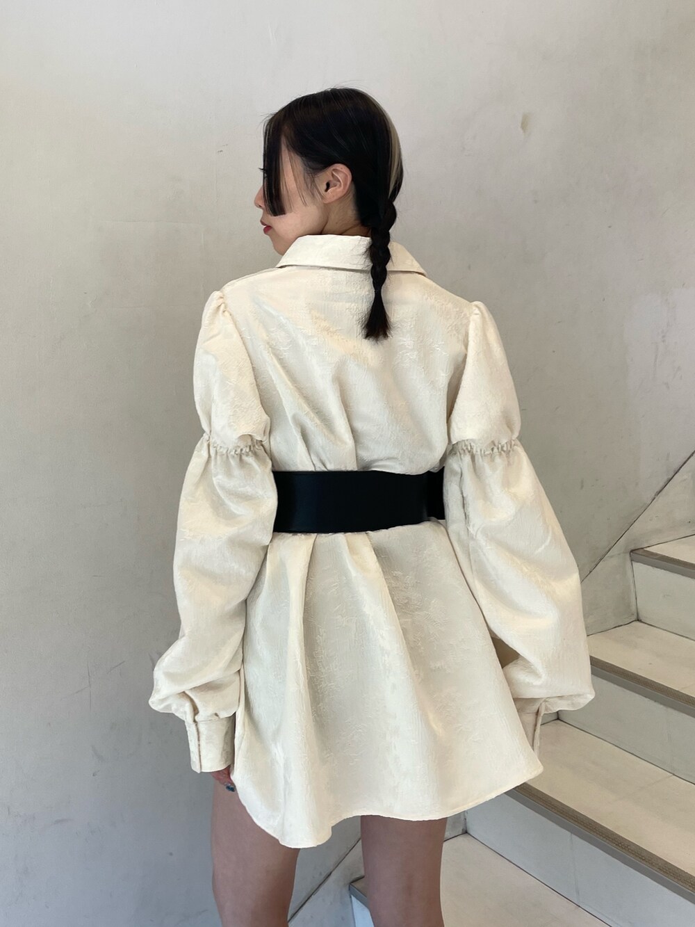 ホワイト系のシャツ/ブラウス、ブラック系のブーツ、ブラック系のベルトを着用したレディースの冬コーディネートの6枚目の写真