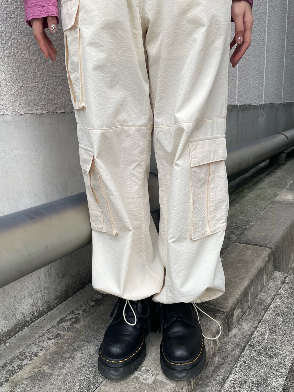 ホワイト系のその他パンツ、ピンク系のタンクトップ、ホワイト系のショルダーバッグを着用したレディースの春コーディネートの10枚目の写真