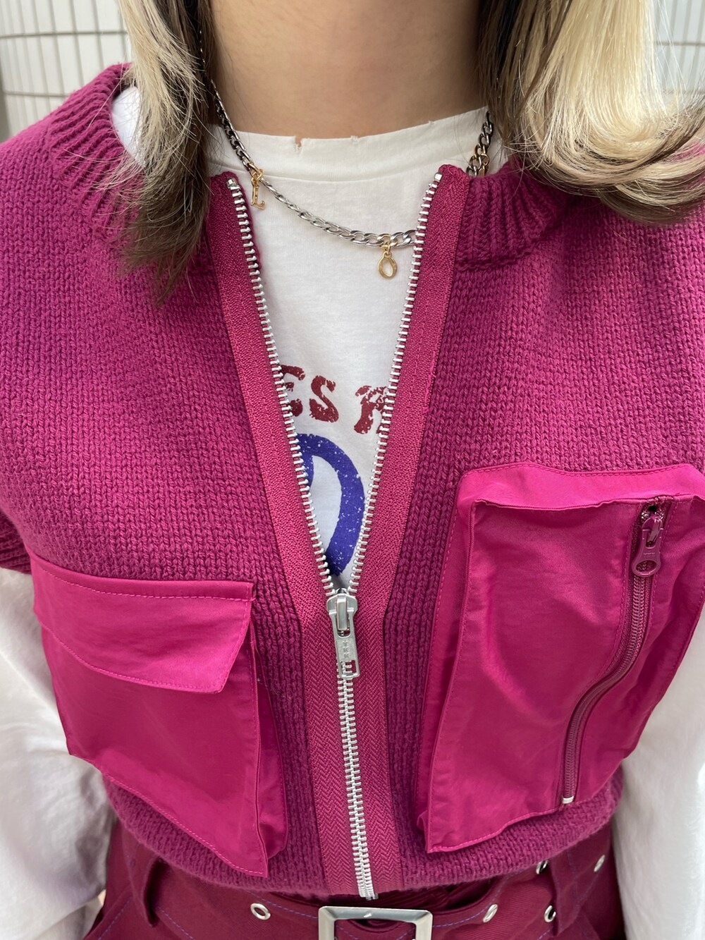 レッド系のその他パンツ、ピンク系のベスト、ホワイト系のTシャツ/カットソーを着用したレディースの春コーディネートの8枚目の写真