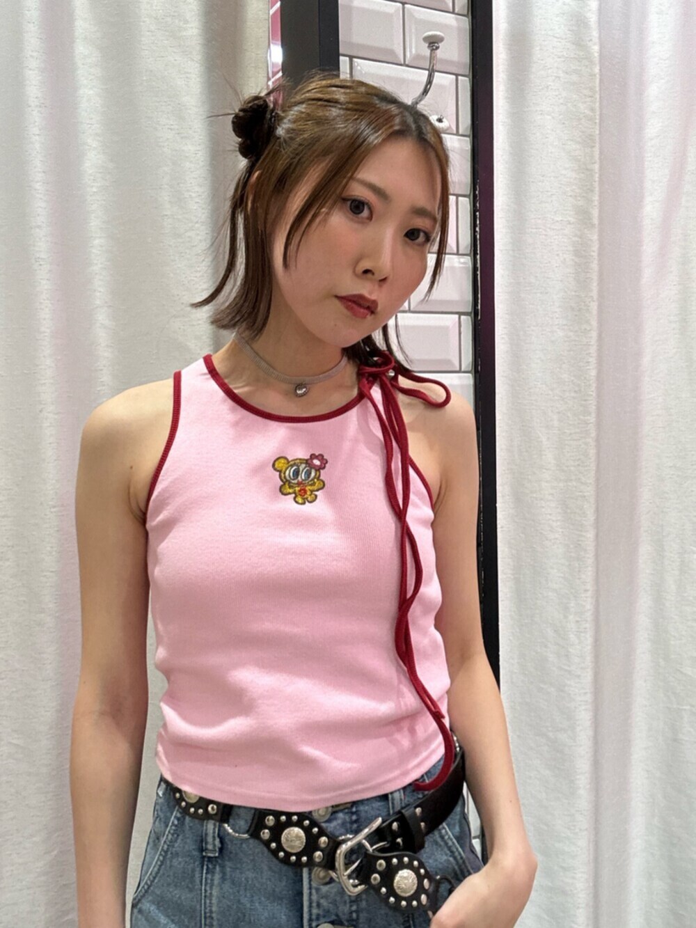 ブルー系のデニムパンツ、ピンク系のキャミソール、ブラック系のパンプスを着用したレディースの夏コーディネートの5枚目の写真