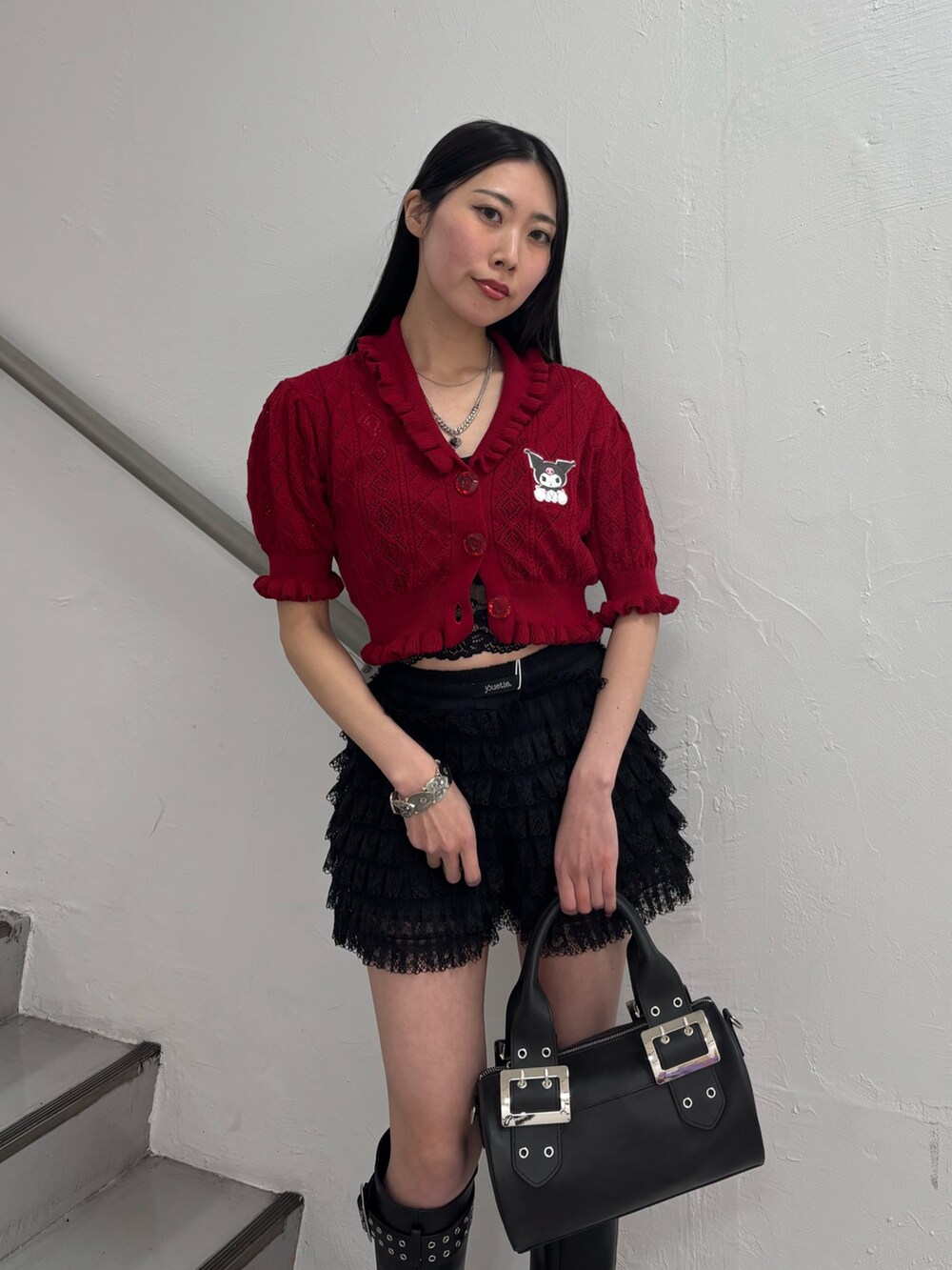 ブラック系のブーツ、ブラック系のボストンバッグ、ブラック系のその他パンツを着用したレディースの春コーディネートの6枚目の写真