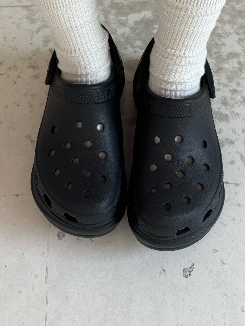 ブラック系のスカート、ブラック系のTシャツ/カットソー、ブラック系のサンダルを着用したレディースの夏コーディネートの8枚目の写真