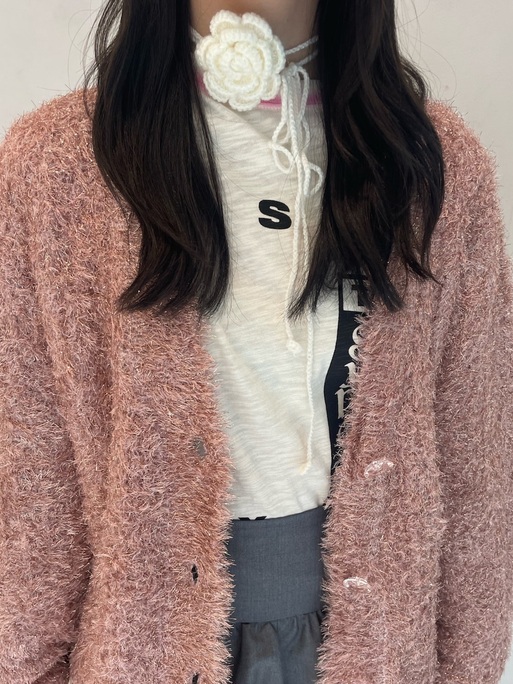 ピンク系のカーディガン/ボレロ、グレー系のスカート、ホワイト系のTシャツ/カットソーを着用したレディースの秋コーディネートの7枚目の写真