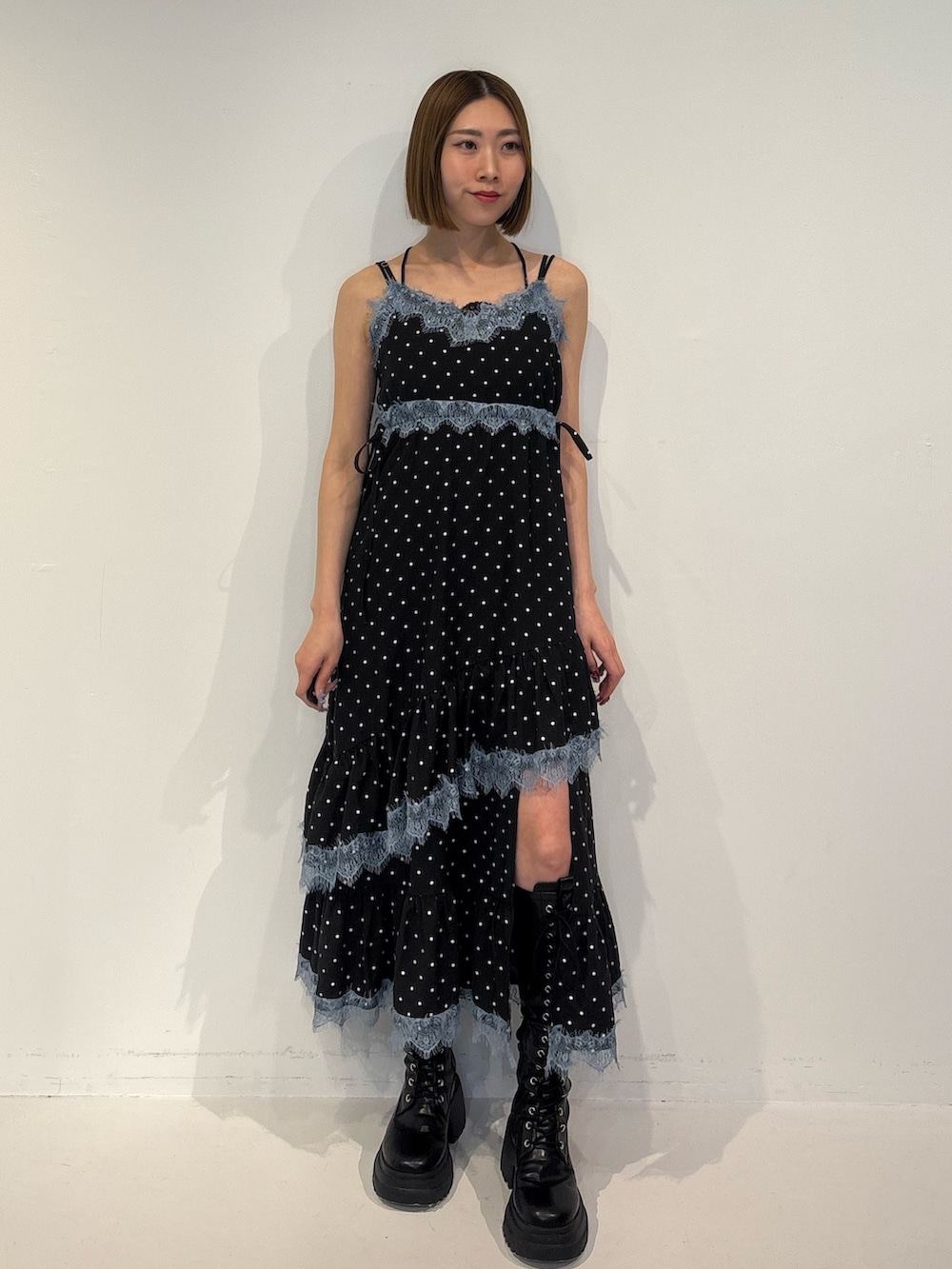 ブラック系のブーツ、ブラック系のワンピースを着用したレディースの冬コーディネートの2枚目の写真