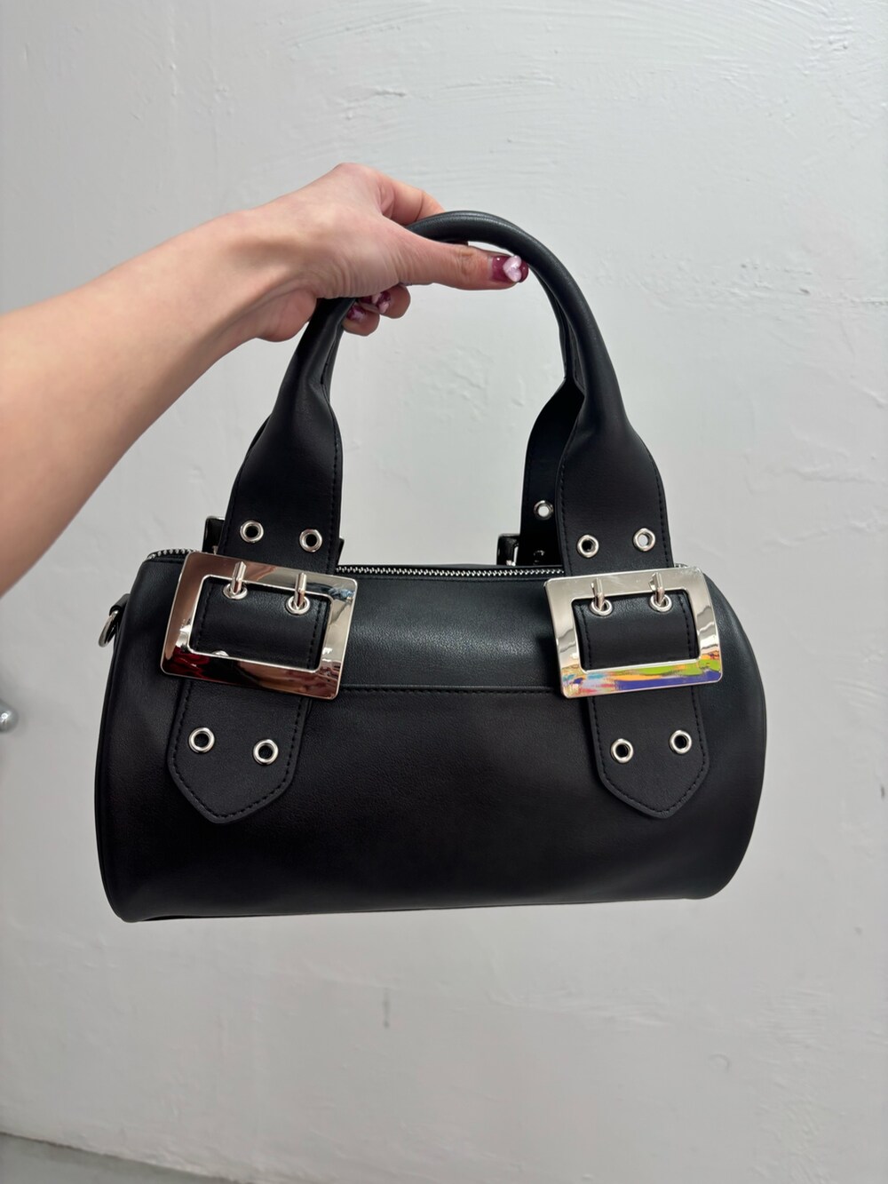 ブラック系のブーツ、ブラック系のボストンバッグ、ブラック系のその他パンツを着用したレディースの春コーディネートの10枚目の写真