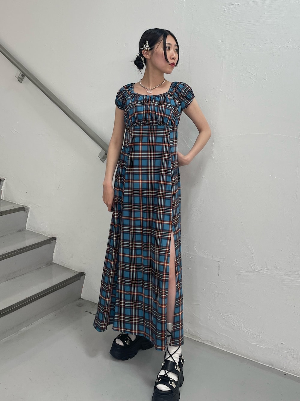「jouetie、jouetiefashionista、jouetie_ootd、jouetieコーデ、jouetie ワンピース、ジュエティ、ジュエティ(jouetie)、ジュエティワンピース、チェックワンピース、ロングワンピース、レースアップサンダル、夏コーデ、チェック、大人ガーリー、ブルー」｜「jouetieのフレンチスリーブカットワンピース（ワンピース、ブルー系）」を使った、RINOさん（レディース・156cm）の夏コーディネートの2枚目の写真