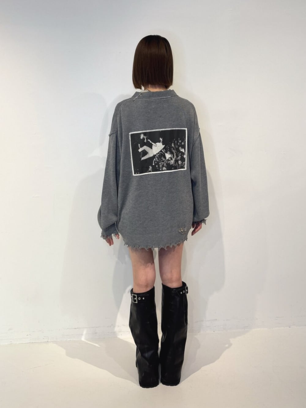 ブラック系のブーツ、グレー系のカーディガン/ボレロ、ホワイト系のTシャツ/カットソーを着用したレディースの夏コーディネートの4枚目の写真