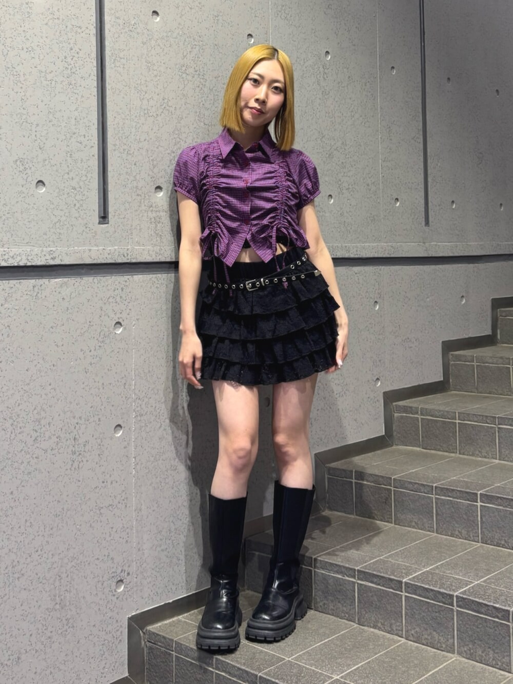 ブラック系のスカート、レッド系のシャツ/ブラウス、ブラック系のベルトを着用したレディースの春コーディネートの2枚目の写真