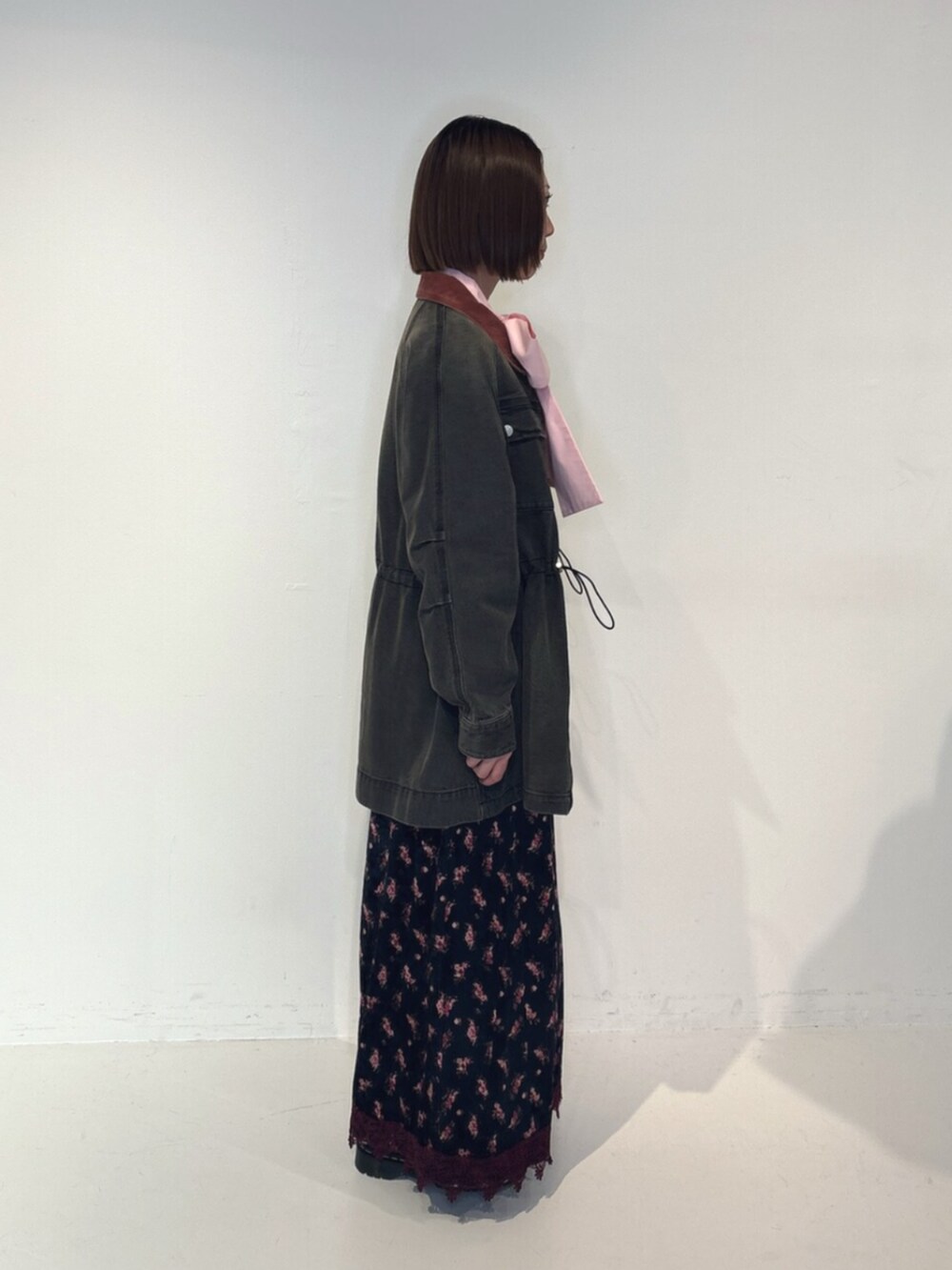 ブラック系のブルゾン、ピンク系のシャツ/ブラウス、ブルー系のワンピースを着用したレディースの夏コーディネートの3枚目の写真