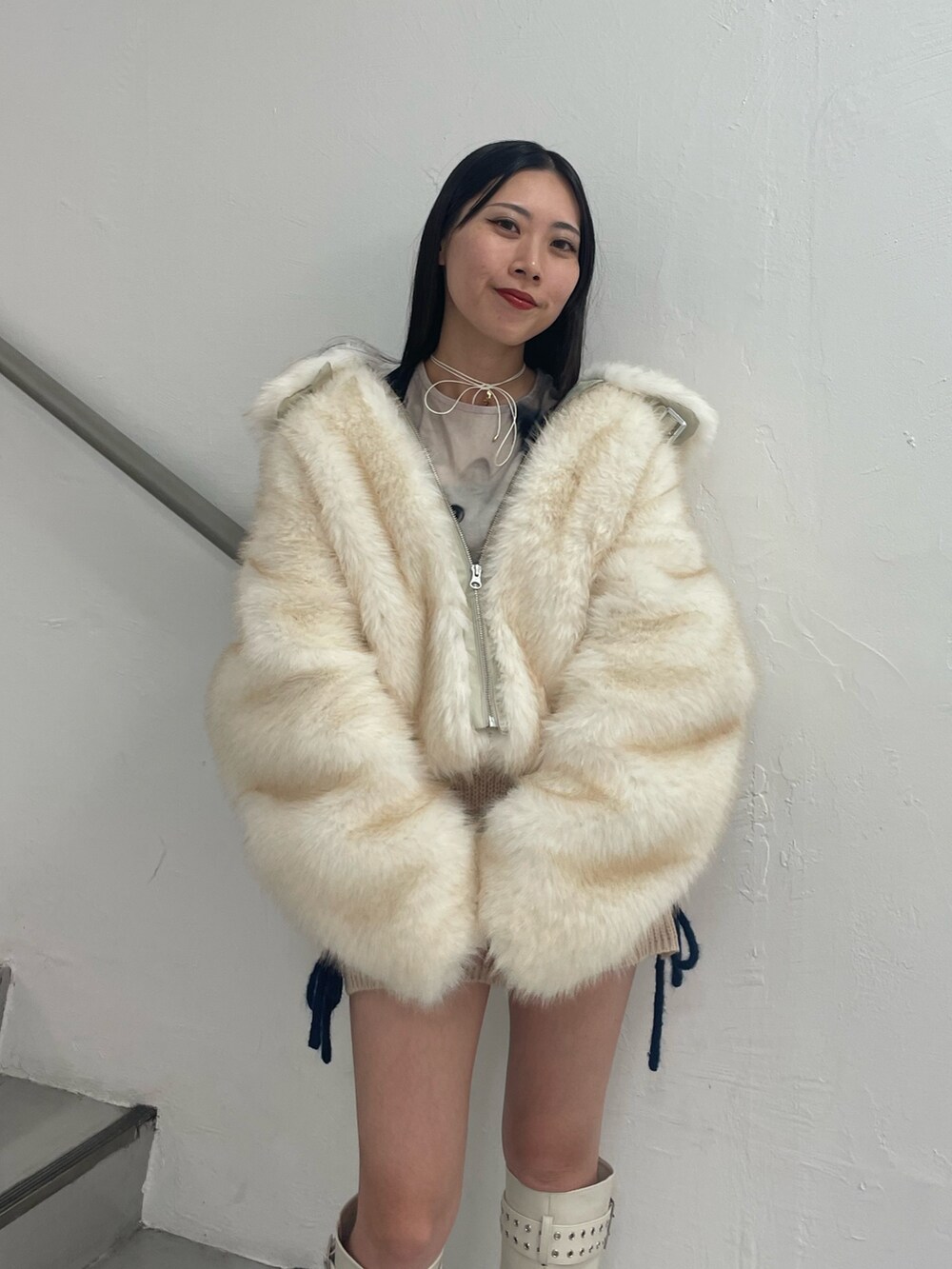 ホワイト系のその他アウター、ブラック系のTシャツ/カットソー、ホワイト系のその他パンツを着用したレディースの秋コーディネートの6枚目の写真