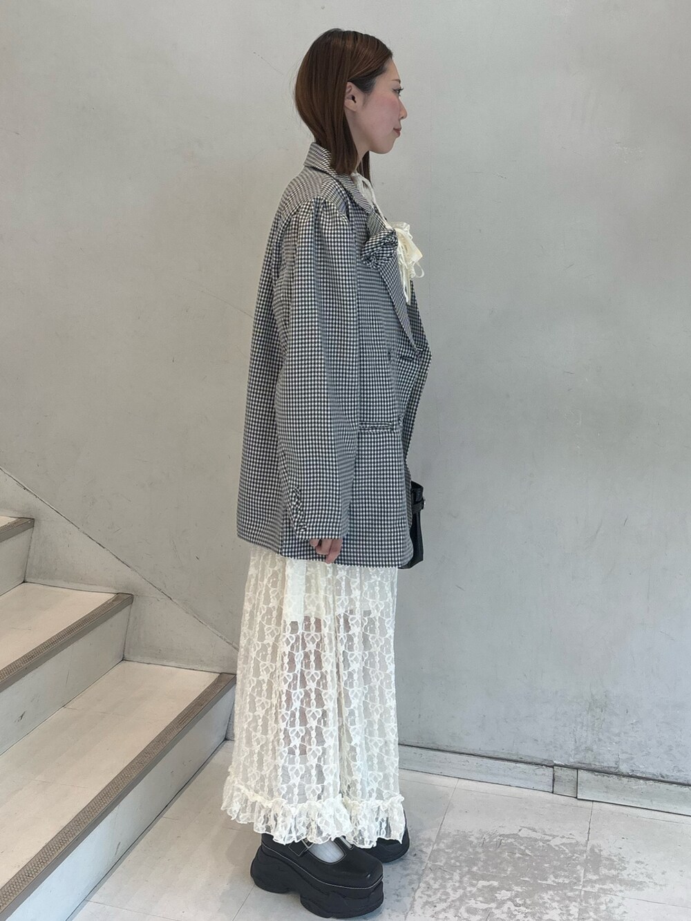 その他のテーラードジャケット、ホワイト系のワンピース、ブラック系のローファーを着用したレディースの冬コーディネートの3枚目の写真