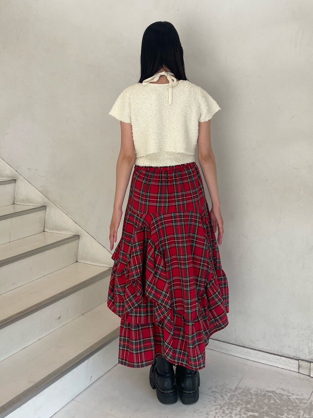 「jouetie、jouetiefashionista、jouetie_ootd、jouetieコーデ、ジュエティ、ジュエティ(jouetie)、ジュエティコーデ、FRUITS ZIPPER、赤チェック、チェック、秋コーデ、休日スタイル、ガーリーコーデ、秋服コーデ」｜「jouetieのイレギュラーフリルフレアスカート（スカート、レッド系）」を使った、RINOさん（レディース・156cm）の秋コーディネートの4枚目の写真