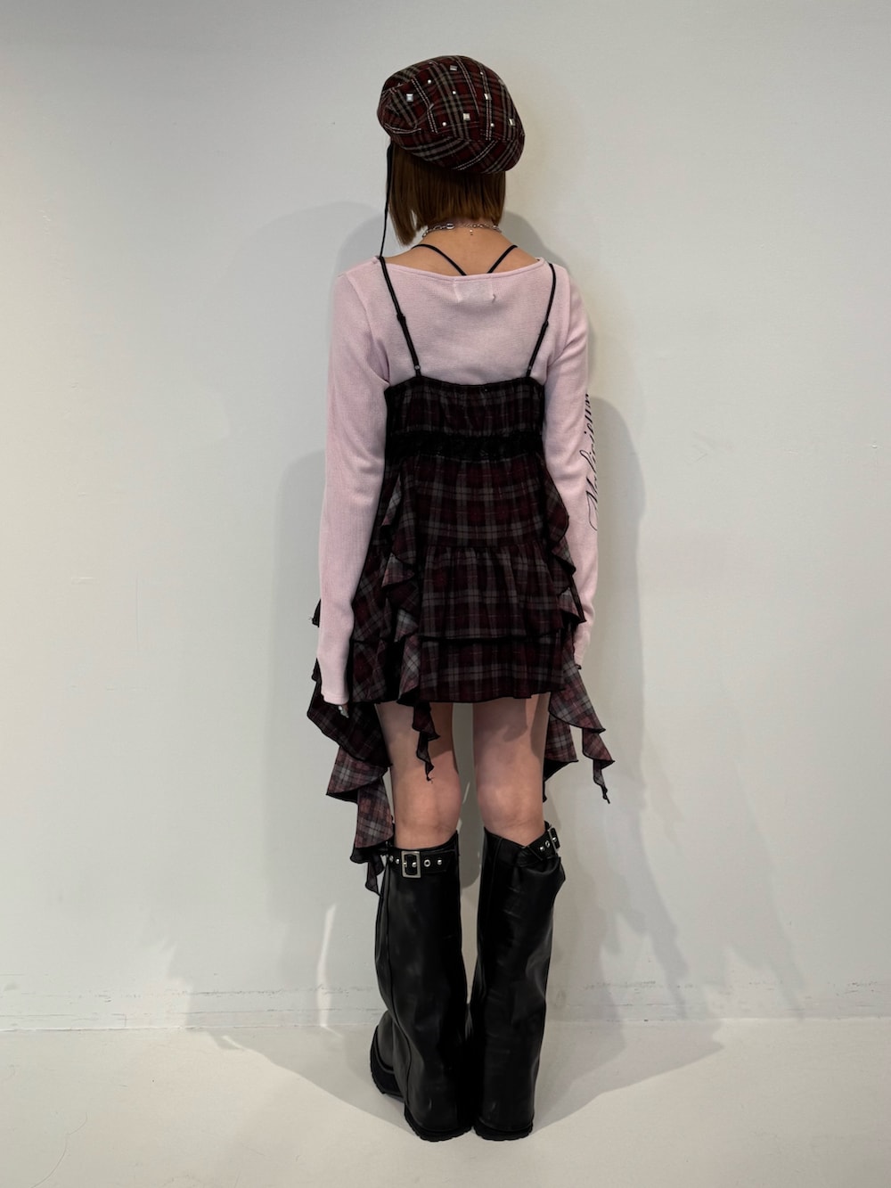 レッド系のワンピース、ブラック系のブーツ、レッド系のハンチング/ベレー帽を着用したレディースの夏コーディネートの4枚目の写真