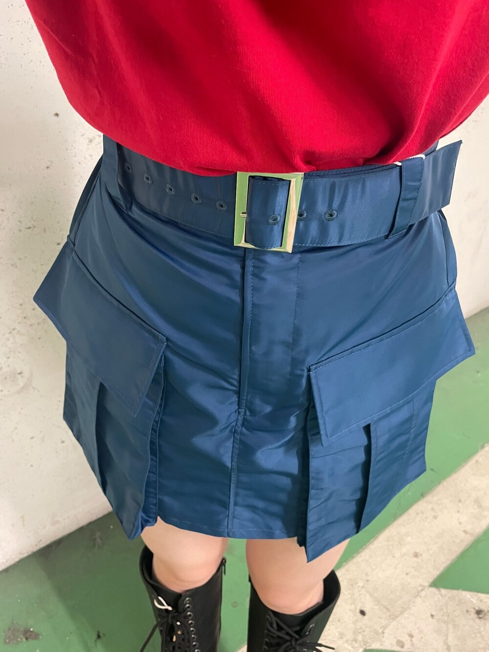 ブルー系のその他パンツ、レッド系のTシャツ/カットソー、ブラック系のブーツを着用したレディースの夏コーディネートの10枚目の写真