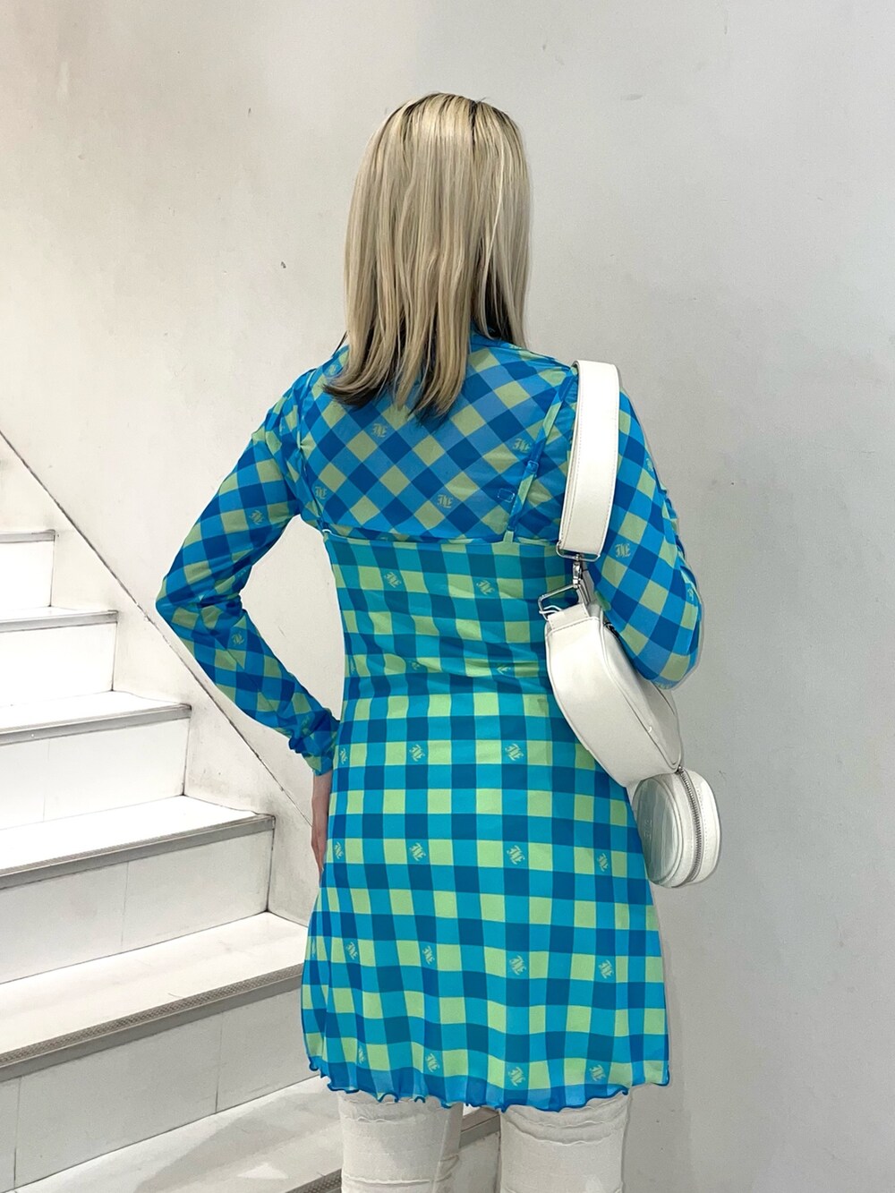 ブルー系のワンピース、ホワイト系のその他パンツ、パープル系のサンダルを着用したレディースの春コーディネートの6枚目の写真