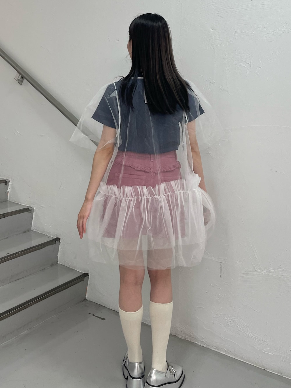 ホワイト系のワンピース、ピンク系のスカート、ブルー系のTシャツ/カットソーを着用したレディースの夏コーディネートの4枚目の写真