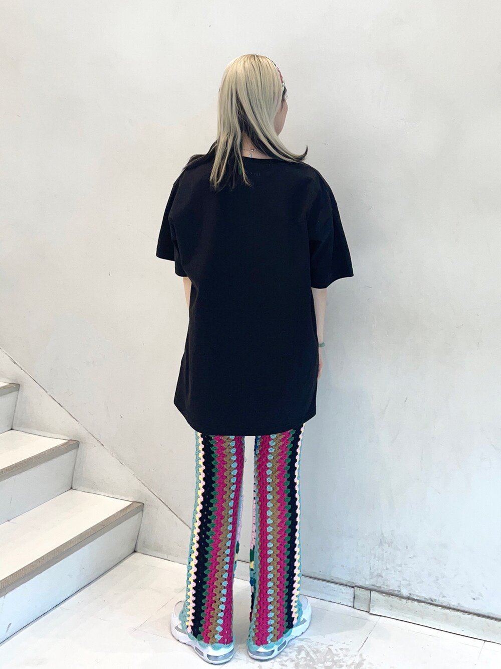 ブラック系のTシャツ/カットソー、ブラック系のその他パンツ、ブラック系のヘアバンドを着用したレディースの春コーディネートの4枚目の写真