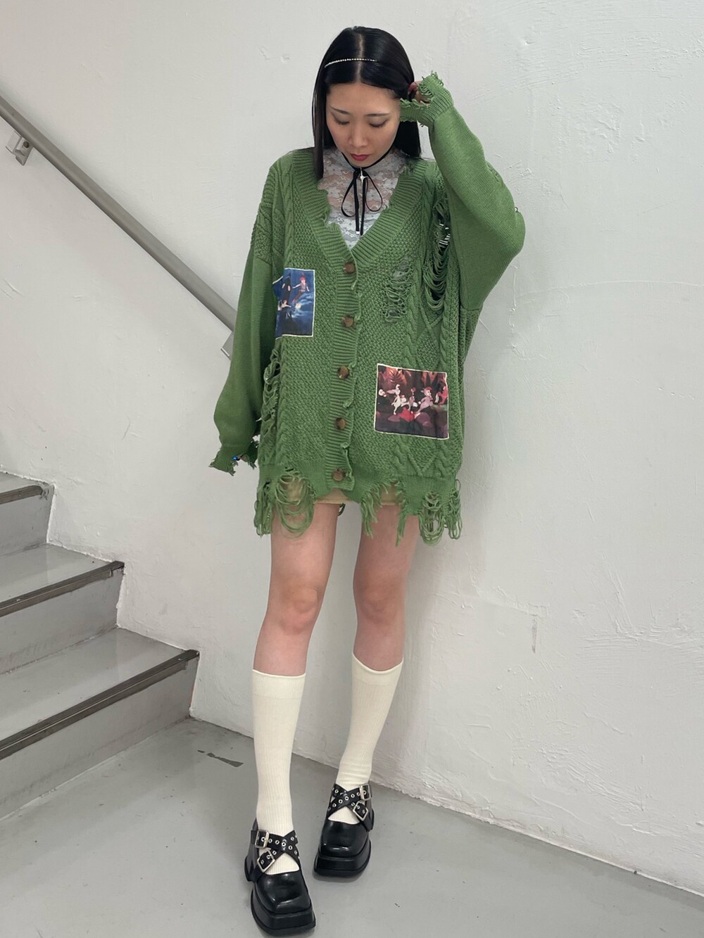 グリーン系のカーディガン/ボレロ、ベージュ系のスカート、ブルー系のTシャツ/カットソーを着用したレディースの夏コーディネートの2枚目の写真