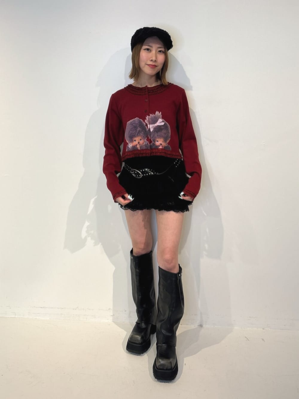 ブラック系のその他パンツ、ブラック系のブーツ、レッド系のカーディガン/ボレロを着用したレディースの夏コーディネートの2枚目の写真