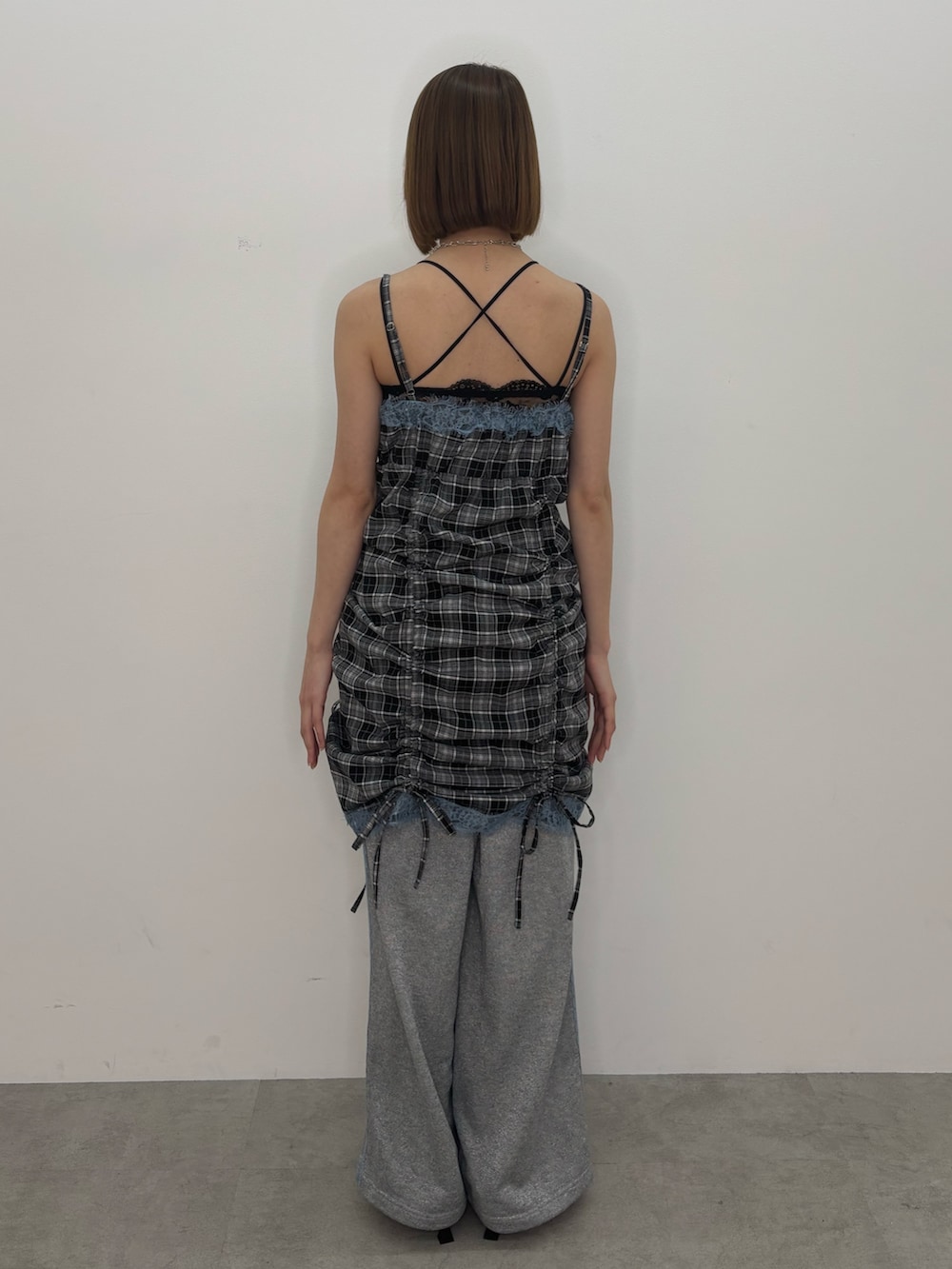 ブラック系のパンプス、グレー系のその他パンツ、ブラック系のワンピースを着用したレディースの春コーディネートの4枚目の写真