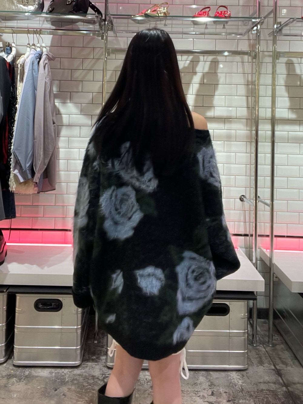 ブラック系のニット/セーター、ホワイト系のその他パンツ、ブラック系のブーツを着用したレディースの秋コーディネートの6枚目の写真