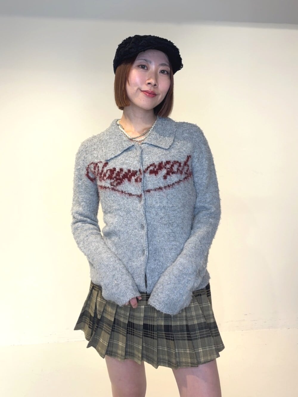 ブラック系のブーツ、ブラウン系のその他パンツ、グレー系のカーディガン/ボレロを着用したレディースの秋コーディネートの5枚目の写真