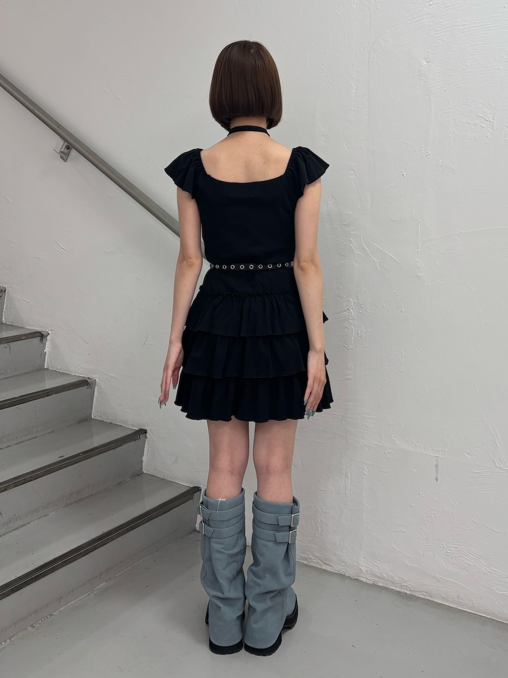 ブラック系のワンピース、ブルー系のブーツ、ブラック系のベルトを着用したレディースの夏コーディネートの4枚目の写真